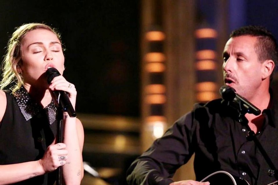 Mở đầu show diễn, Miley tái thể hiện ca khúc “No Freedom” với sự trợ giúp của guitarisr Adam Sandler.