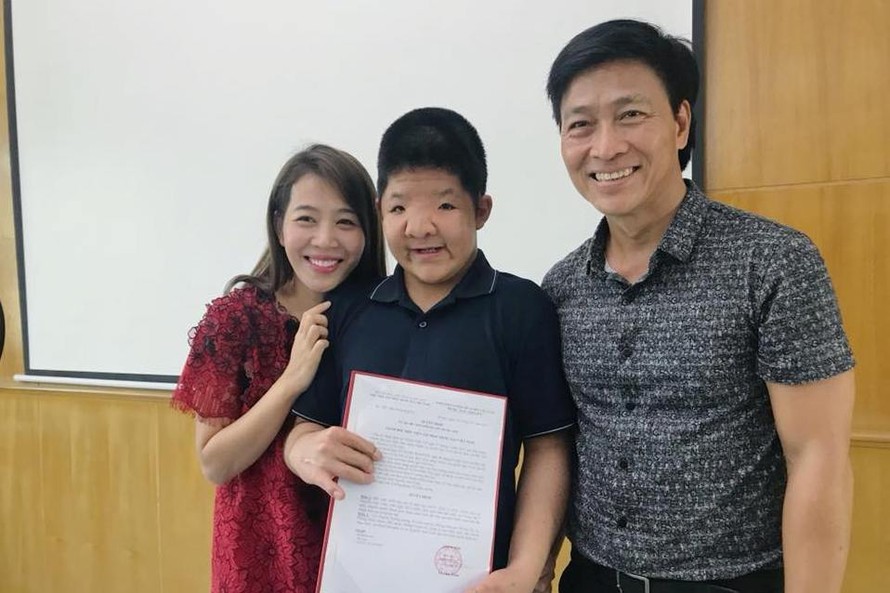 MC Diệp Chi cũng có mặt trong buổi lễ nhận học bổng của bé Bôm tại Học viện Âm nhạc Quốc gia Việt Nam. Ảnh: FBNV.
