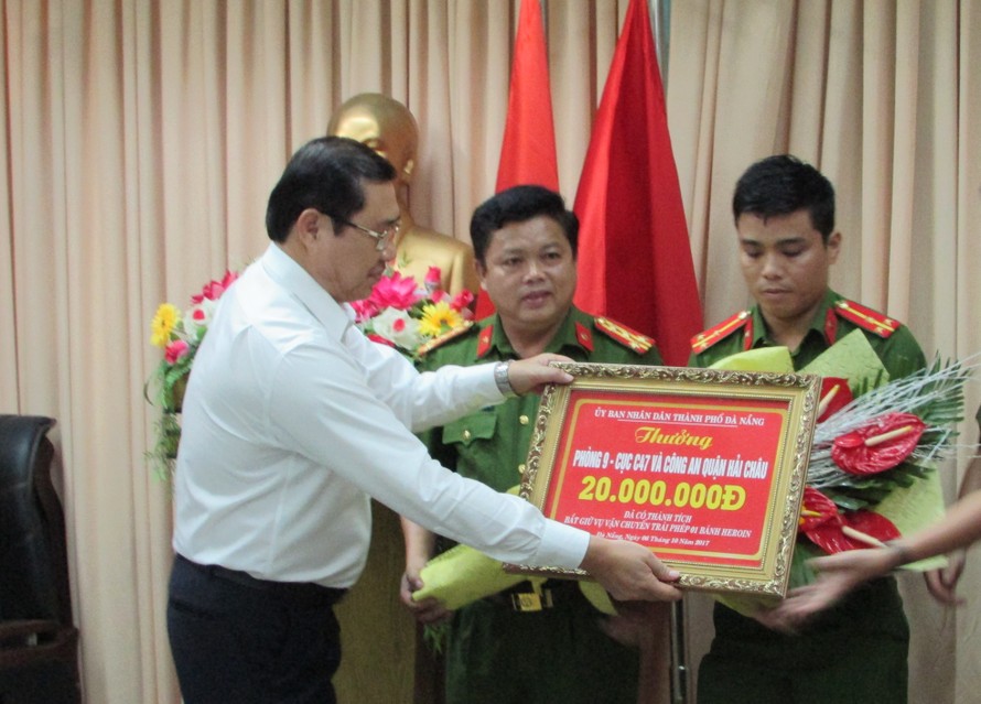 Chủ tịch UBND TP Đà Nẵng Huỳnh Đức Thơ thưởng nóng cho lực lượng công an.