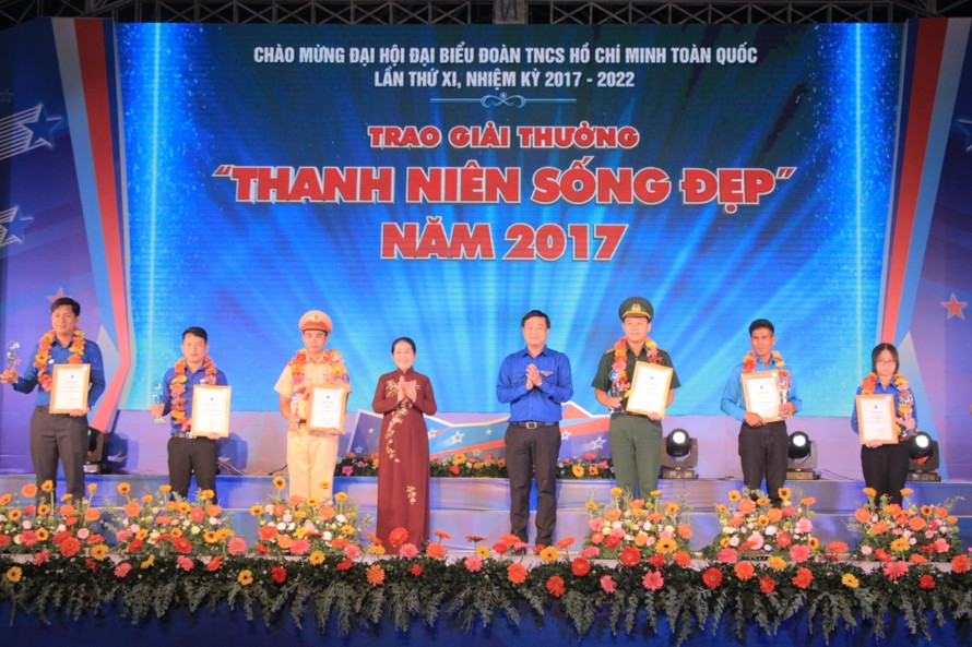 Anh Lê Quốc Phong và bà Võ Thị Dung tặng Bằng khen, tuyên dương các thanh niên tiêu biểu.