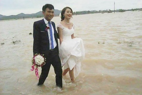 Hình ảnh những đám cưới trong mưa lũ gây ‘bão’ mạng