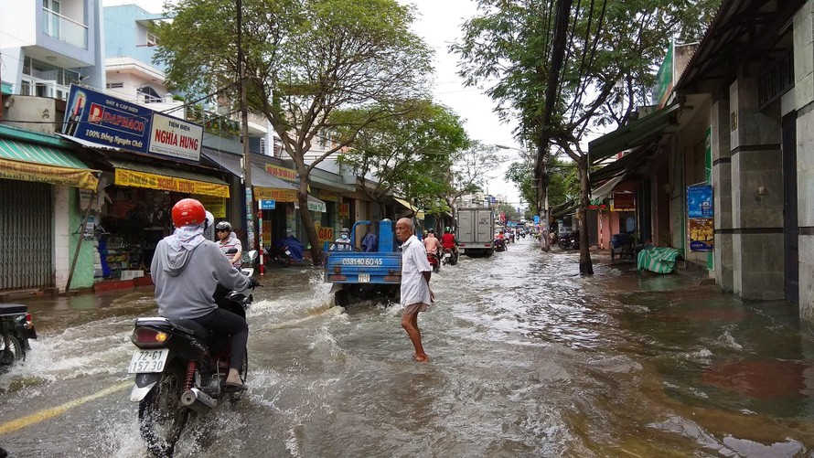 Khu dân cư ở Sài Gòn thành “ốc đảo” sau nhiều ngày mưa