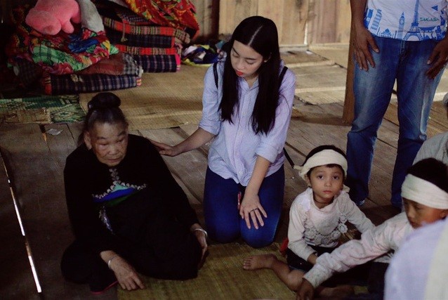 Hoa hậu Đỗ Mỹ Linh đến thăm hỏi và tặng quà cho các gia đình có người bị lũ cuốn trôi ở Yên Bái.