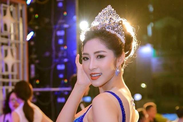 Bất bình vì BTC trao vương miện cho thí sinh phẫu thuật thẩm mỹ, Đặng Thu Thảo trả lại danh hiệu Hoa hậu Đại dương 2014.