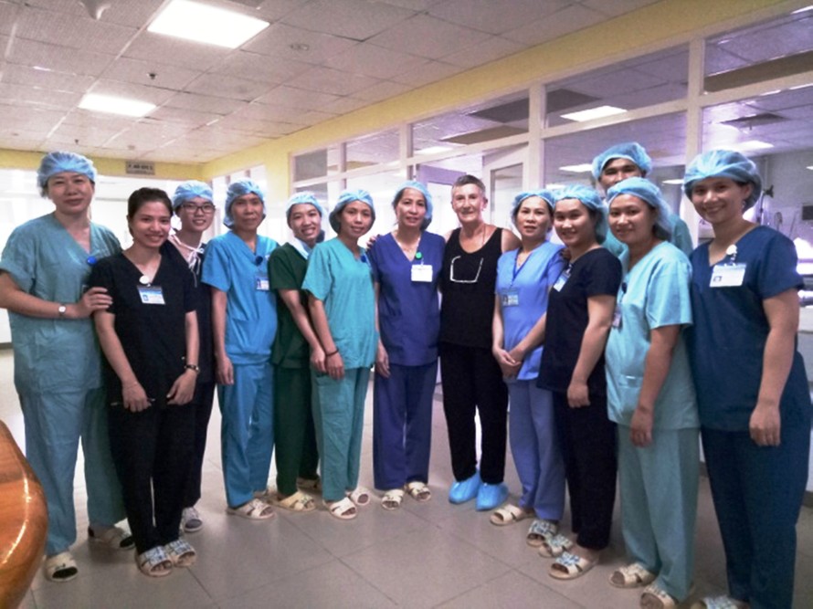 Quyến luyến chụp ảnh chia tay nhân viên điều dưỡng và đội ngũ y, bác sĩ của Bệnh viện T.Ư Huế vào ngày 2/11.