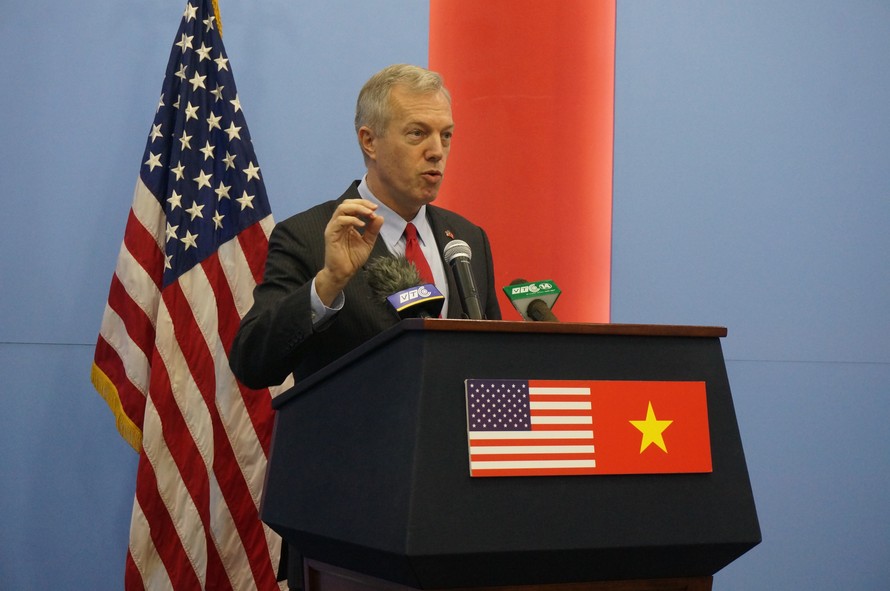 Đại sứ Mỹ Ted Osius tại buổi họp báo. Ảnh: Bình Giang