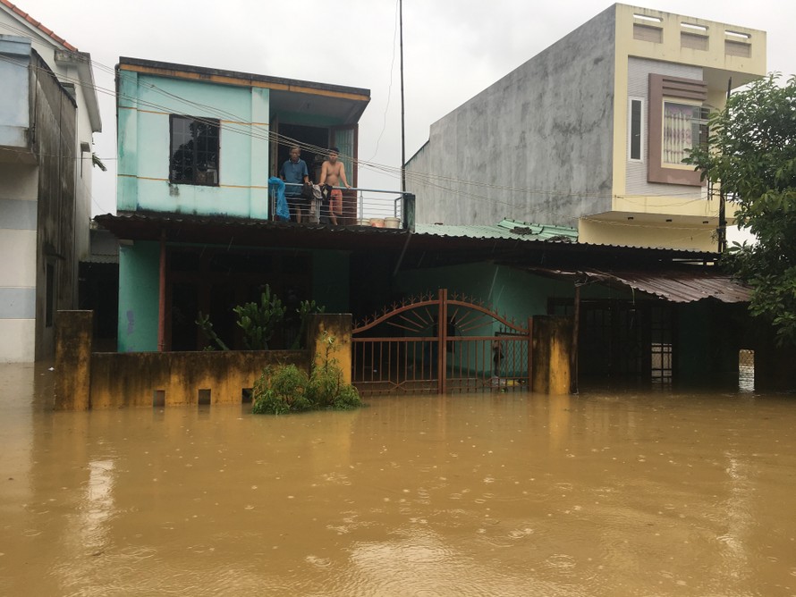 Nhà cửa ở huyện Hòa Vang bị nước lũ bủa vây. Ảnh: Thanh Trần.