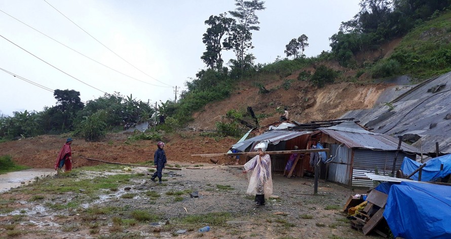 Mưa lớn kéo dài khiến nhiều nơi tại vùng núi Quảng Nam bị sạt lở