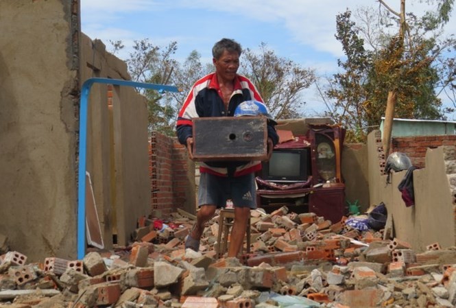Hình ảnh người dân Khánh Hòa trong căn nhà tan hoang vì bão số 12. Ảnh: Nguyễn Dũng.