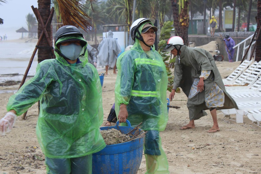 Người dân và các lực lượng nỗ lực chung ray dọn dẹp Đà Nẵng sau cơn bão số 12 để làm thành phố sạch đẹp đón APEC.