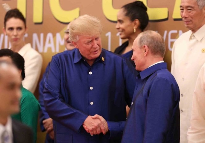 Tối 10/11, Tổng thống Mỹ Trump đã chủ động bắt tay Tổng thống Nga trên bục chụp ảnh tại lễ đón chính thức của Hội nghị Thượng đỉnh APEC. Ảnh: AFP