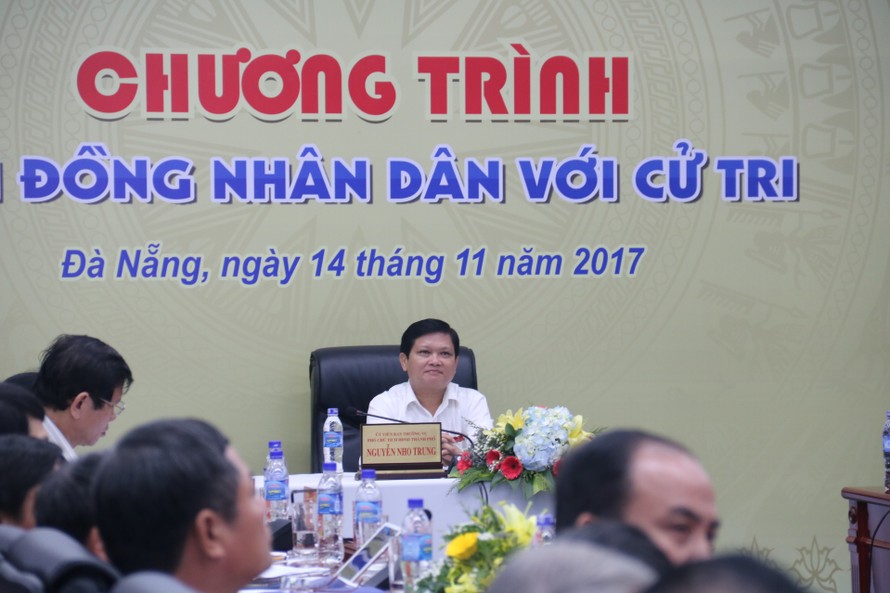 Ông Nguyễn Nho Trung, Phó chủ tịch HDND TP Đà Nẵng chủ trì chương trình HĐND với cử tri sáng nay. 