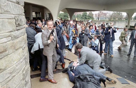 Nhóm vệ sĩ đặc nhiệm kịp thời “ra tay” trong vụ mưu sát Tổng Thống R. Reagan cuối tháng 3-1981.