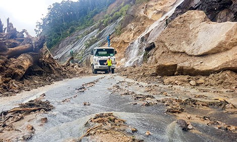 Nhiều hiểm họa ở đường đèo Khánh Lê trên tuyến QL27C khi mưa lũ lớn. Ảnh : An Bình.