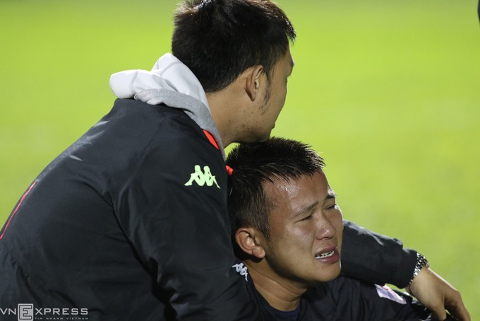 Cầu thủ Hà Nội khóc nức nở khi tuột chức vô địch V-League