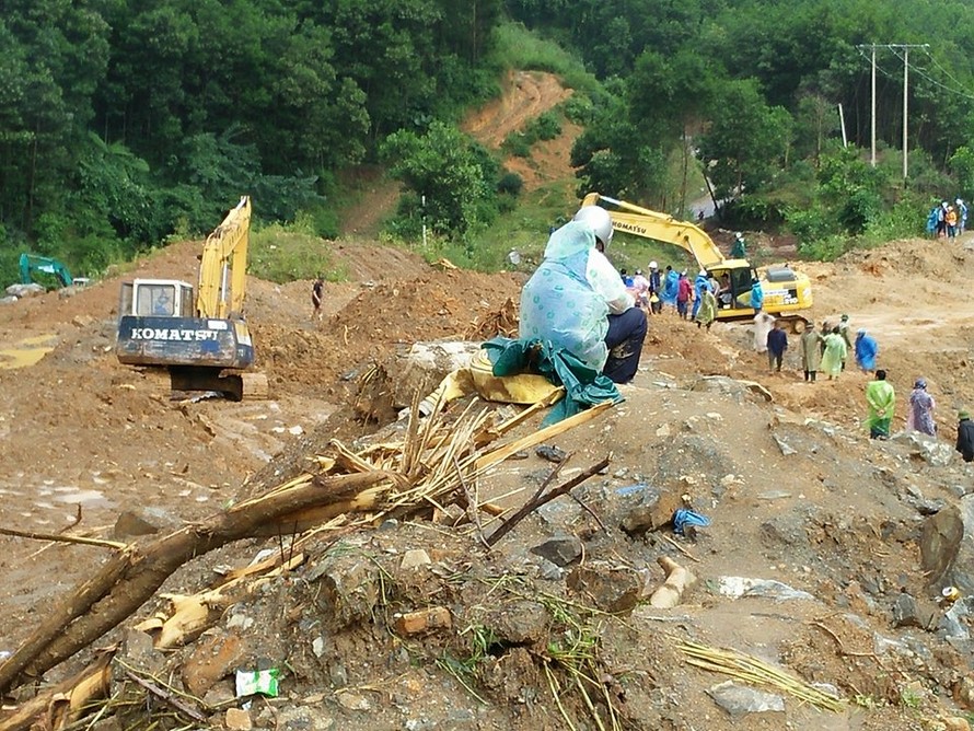 Một vụ sạt lở đất tại huyện Phước Sơn.