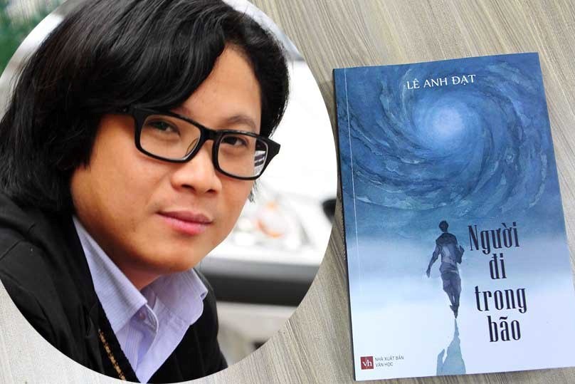 Nhà báo Lê Anh Đạt và bìa cuốn sách "Người đi trong bão".