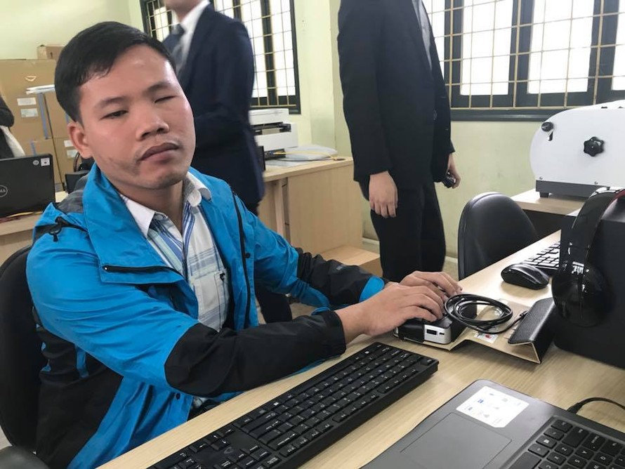 Một trong những học viên của khóa đào tạo giáo viên công nghệ thông tin dành cho người khiếm thị ở Việt Nam.