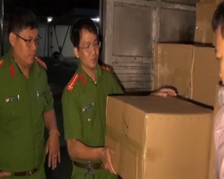Lực lượng chức năng kiểm tra xe ô tô tải chở 35 ngàn gói thuốc lá lậu