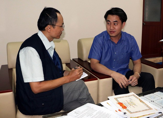 Ông Huỳnh Thanh Phong, Giám đốc Sở Công Thương Hậu Giang (phải) trả lời phỏng vấn phóng viên TTXVN. (Ảnh: Duy Khương - TTXVN).