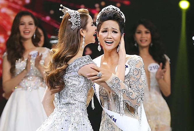 Khoảnh khắc đăng quang của tân Hoa hậu Hoàn vũ Việt Nam 2017.