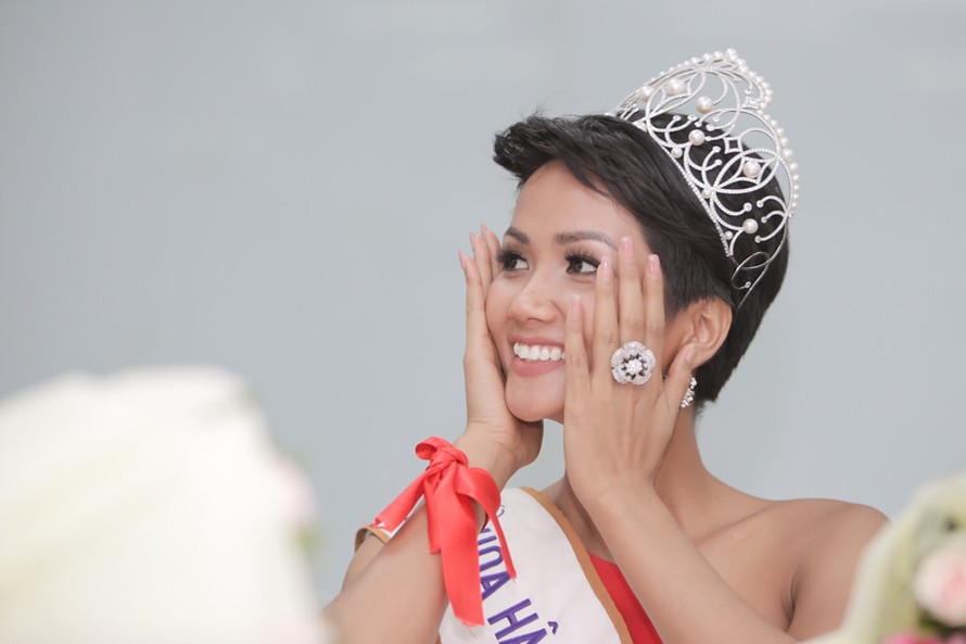 Mở lại Facebook sau 1 tuần đăng quang, Hoa hậu H’Hen Niê nói gì? 