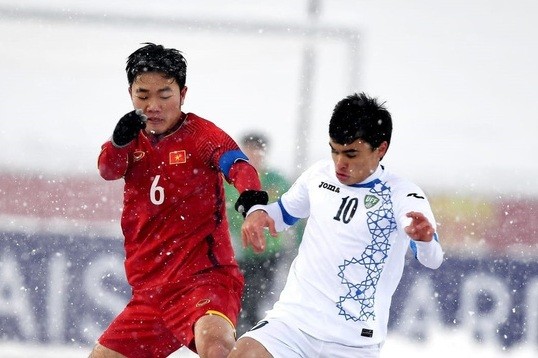 Pha tranh chấp bóng của Lương Xuân Trường trong trận Chung kết U23 Việt Nam- U23 Uzbekistan.