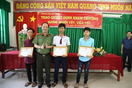 Đại tá Phạm Quốc Việt – Phó giám đốc Công an tỉnh Sóc Trăng tuyên dương nam sinh lớp 10 và hai người bạn.