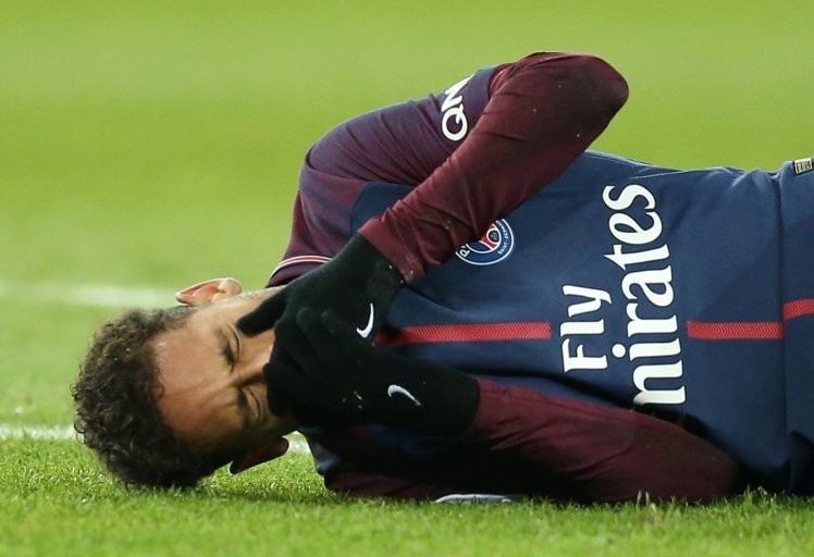 Dính chấn thương cực nặng, ngôi sao Neymar bật khóc tu tu