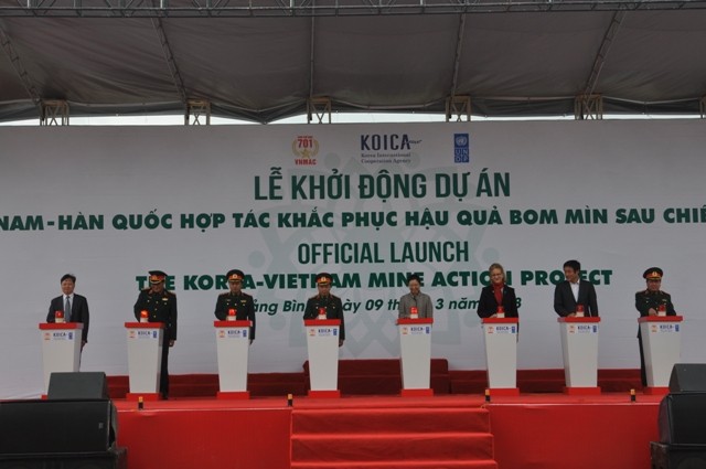 Các đại biểu bấm nút khởi động Dự án “Việt Nam – Hàn Quốc hợp tác khắc phục hậu quả bom mìn sau chiến tranh”