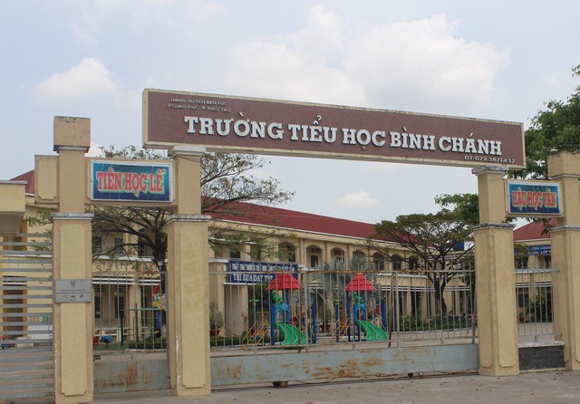 Ông Huỳnh Công Sơn, hiệu trưởng Trường tiểu học Bình Chánh, Bến Lức, TPHCM bị cách chức liên quan đến vụ việc "cô giáo quỳ gối"