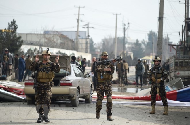 Lực lượng an ninh Afghanistan điều tra tại hiện trường một vụ đánh bom liều chết ở Kabul. (Nguồn: AFP/TTXVN)