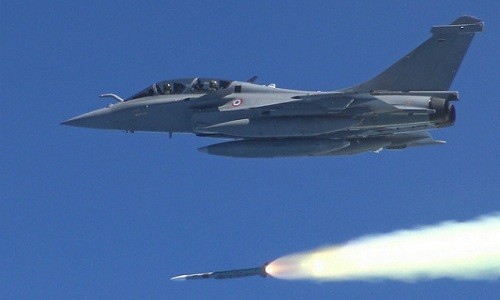 Tiêm kích Rafale của Pháp phóng tên lửa trong một cuộc thử nghiệm. Ảnh: Aviationist.