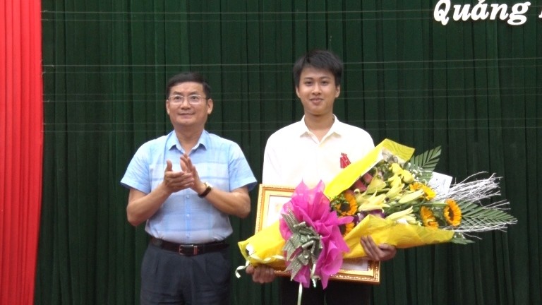 Thừa ủy quyền của Chủ tịch nước, ông Trần Tiến Dũng, Phó Chủ tịch UBND tỉnh Quảng Bình trao Huân chương Lao động hạng Ba cho học sinh Nguyễn Thế Quỳnh