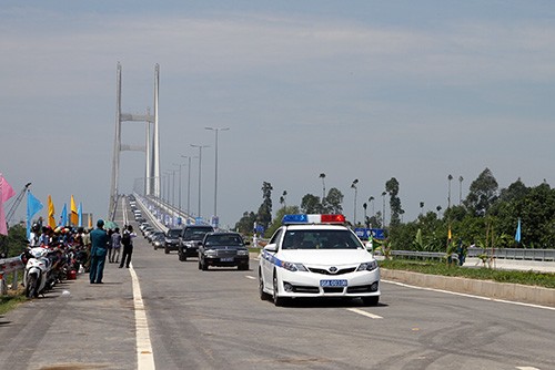 Khi cầu Cao Lãnh và tuyến nối Cầu Cao Lãnh - cầu Vàm Cống được đưa vào sử dụng sẽ rút ngắn khoảng cách và tiết kiệm nhiều thời gian cho các phương tiện lưu thông từ Kiên Giang, An Giang, Đồng Tháp về TP HCM. Ảnh: VnExpress.