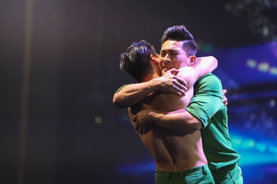Khoảnh khắc xúc động của hai anh em Quốc Cơ- Quốc Nghiệp tại Chung kết Britain's Got Talent 2018. Ảnh: Ngo Tran Hai An.