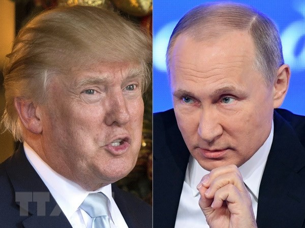 Tổng thống Nga Vladimir Putin (phải) và người đồng cấp Mỹ Donald Trump. (Nguồn: AFP/TTXVN)