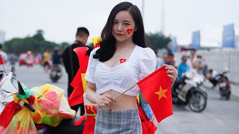 Hotgirl 'ngủ gật' cổ vũ U23 Việt Nam trên sân Mỹ Đình