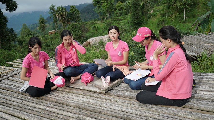 Thí sinh Phạm Ngọc Linh (ngồi giữa) khi cùng nhóm thí sinh HHVN thực hiện dự án nhân ái tại Hà Giang.