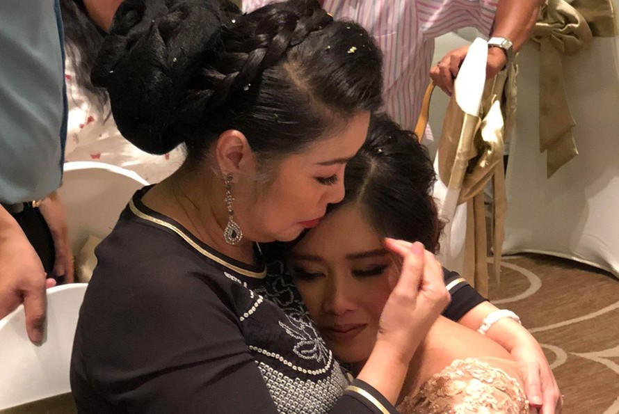 Con gái NSND Hồng Vân ôm lấy mẹ khóc nức nở trong lễ cưới.