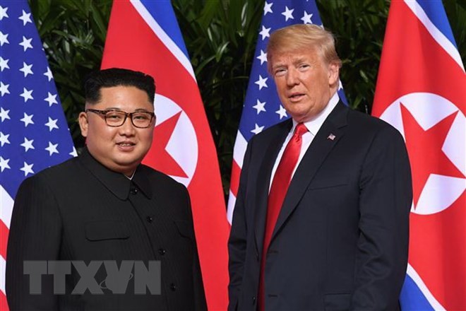 Tổng thống Mỹ Donald Trump (phải) và nhà lãnh đạo Triều Tiên Kim Jong-un tại cuộc gặp thượng đỉnh ở Singapore ngày 12/6. (Nguồn: AFP/TTXVN)