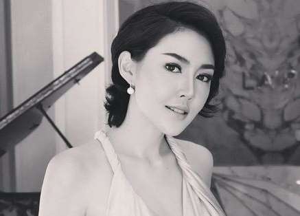 Người hâm mộ bàng hoàng khi cựu Hoa hậu Thái Lan tử vong do rơi từ tầng 3 xuống đất.
