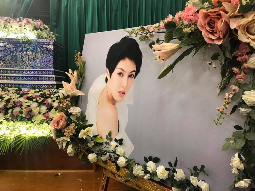 Lễ tang người mẫu Kanyakorn Supakarnkacharoen (Kay Lederer) được tổ chức một cách bí mật.