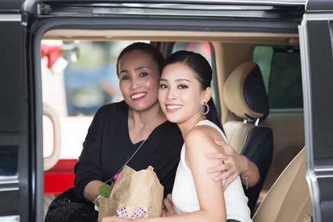 Mẹ là người đồng hành cùng Tiểu Vy trong suốt quá trình cô tham gia cuộc thi Hoa hậu Việt Nam 2018.