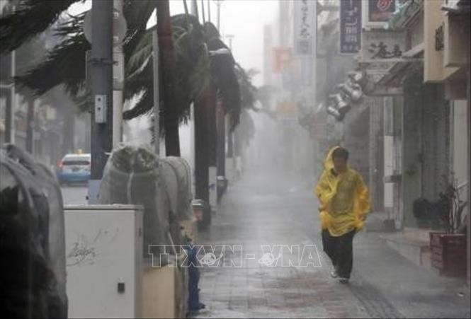 Bão Trami mang theo mưa to gió lớn đổ bộ Naha, thủ phủ tỉnh Okinawa, Nhật Bản ngày 29/9/2018. Ảnh: Kyodo/TTXVN