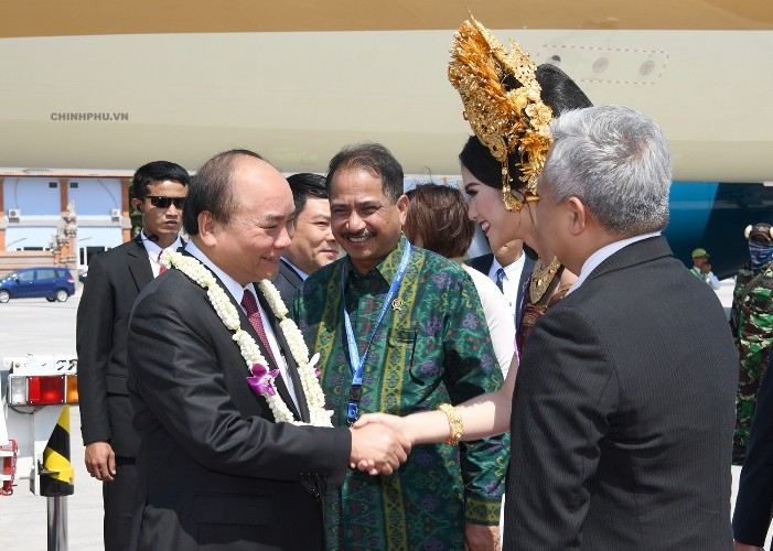 Đại diện Indonesia đón Thủ tướng tại sân bay. Ảnh: VGP/Quang Hiếu