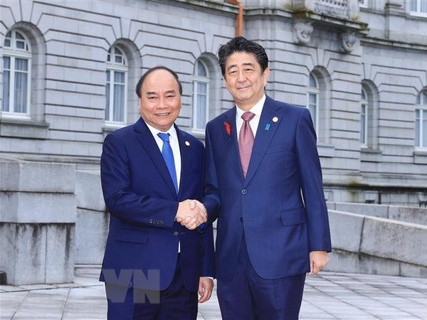 Thủ tướng Nhật Bản Shinzo Abe đón Thủ tướng Nguyễn Xuân Phúc. Ảnh: TTXVN