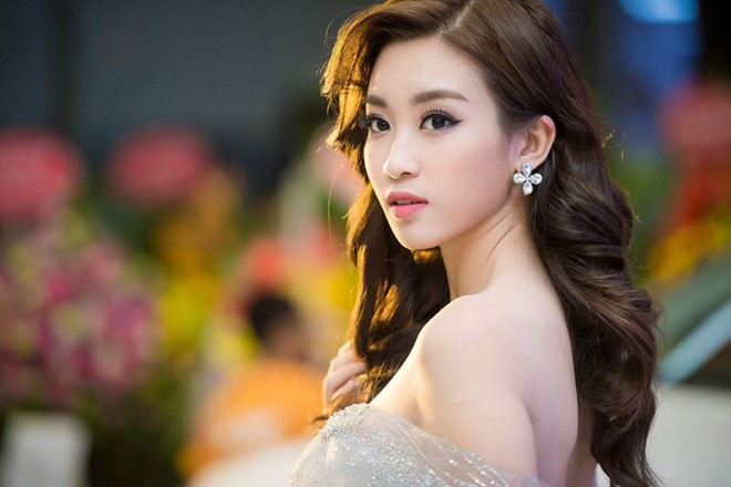 Showbiz 1/11: Hoa hậu Đỗ Mỹ Linh chính thức thành MC VTV24