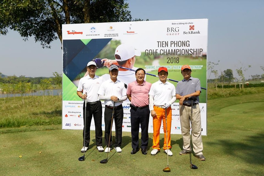 Nhà báo Lê Xuân Sơn (đứng giữa) chụp ảnh lưu niệm cùng các golfer.