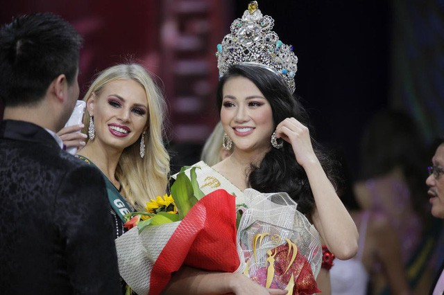 Khoảnh khắc Phương Khánh đăng quang Hoa hậu Trái đất 2018. 
